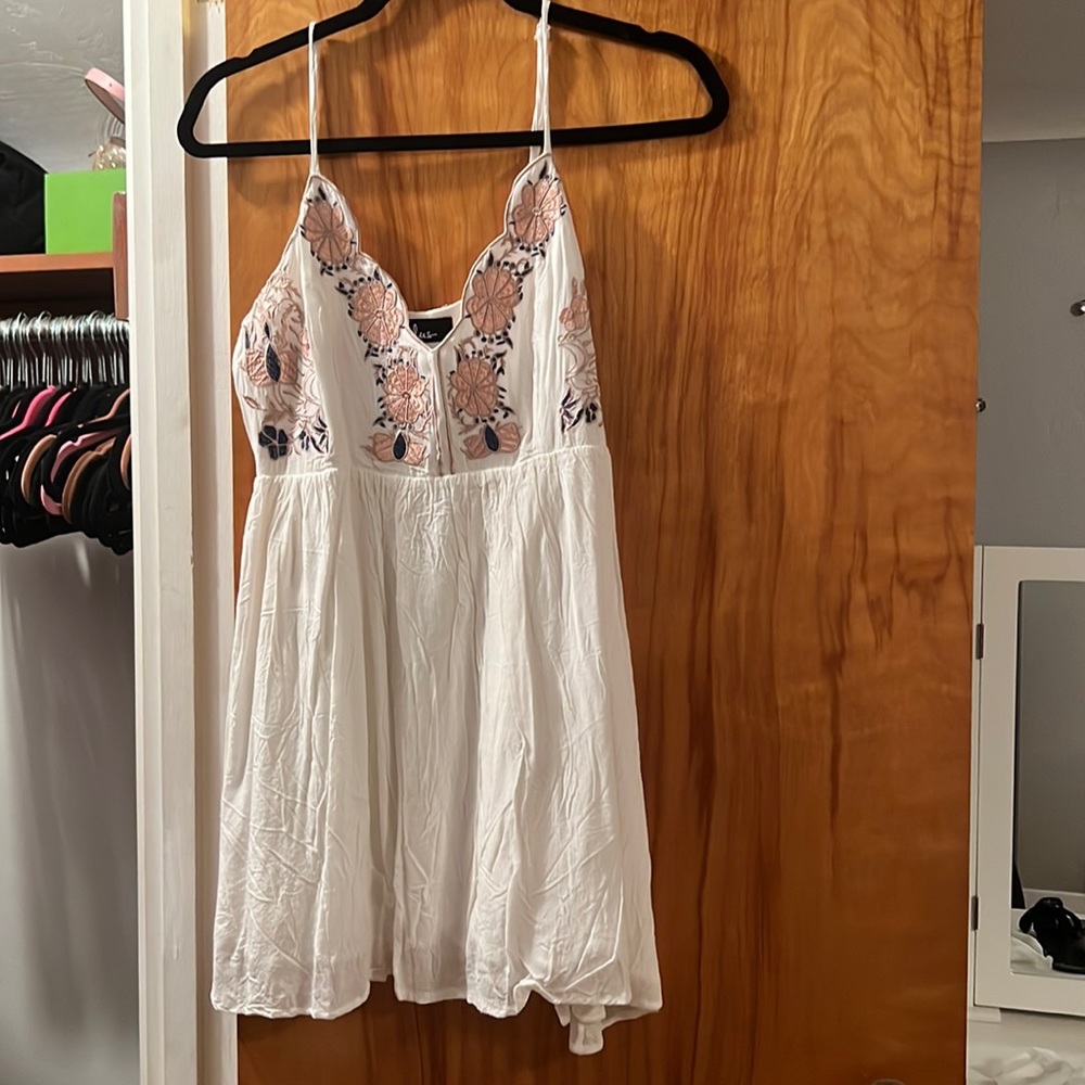 LuLus white dress with scalloped neck and floral detail